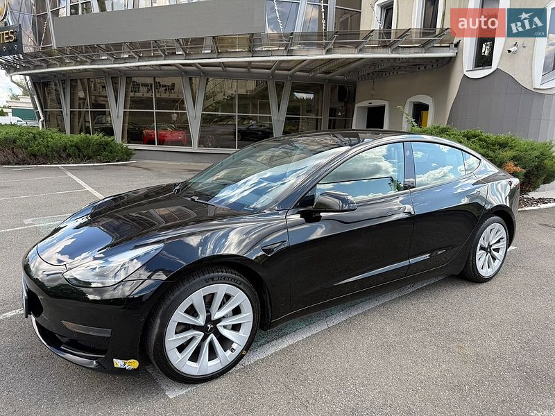 Седан Tesla Model 3 2021 в Киеве