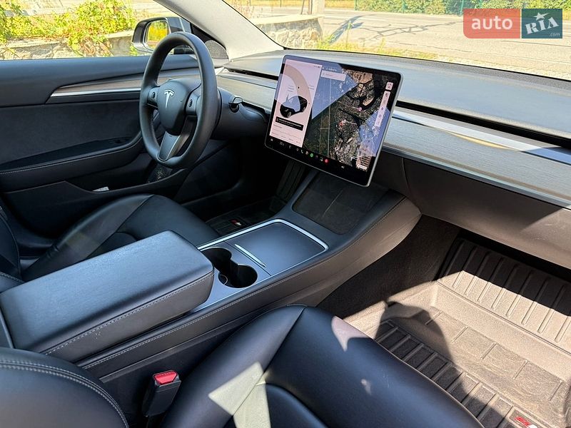 Седан Tesla Model 3 2021 в Киеве