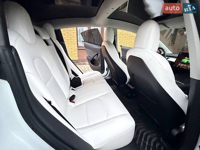 Седан Tesla Model 3 2022 в Львове