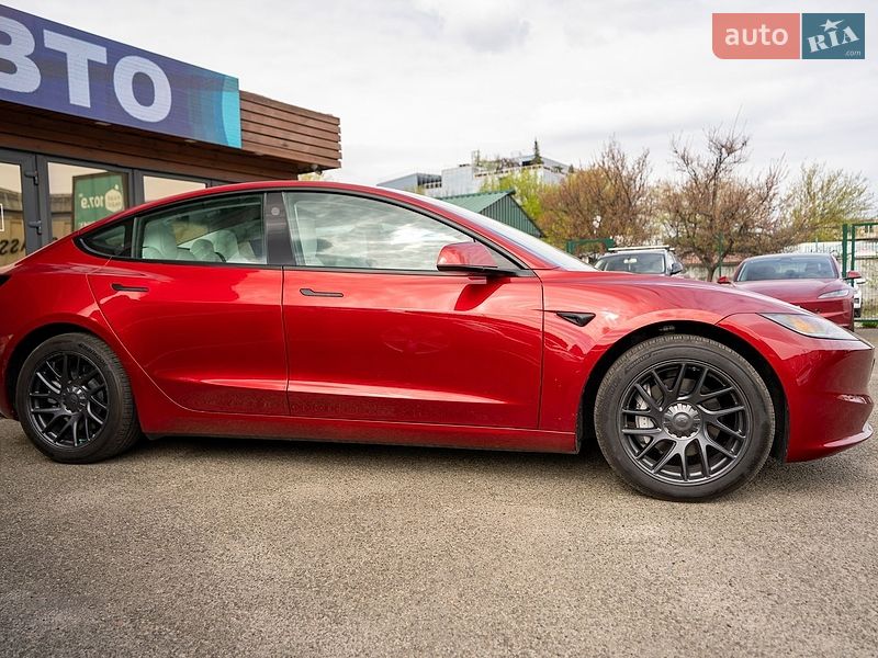Седан Tesla Model 3 2024 в Киеве