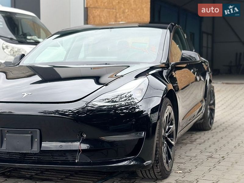 Седан Tesla Model 3 2022 в Самборі