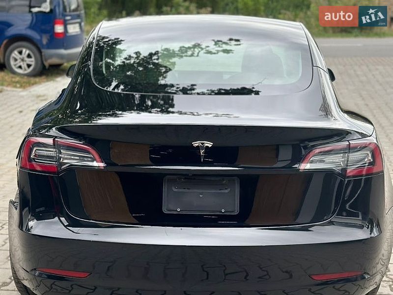 Седан Tesla Model 3 2022 в Самборі