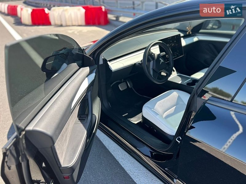 Седан Tesla Model 3 2023 в Киеве