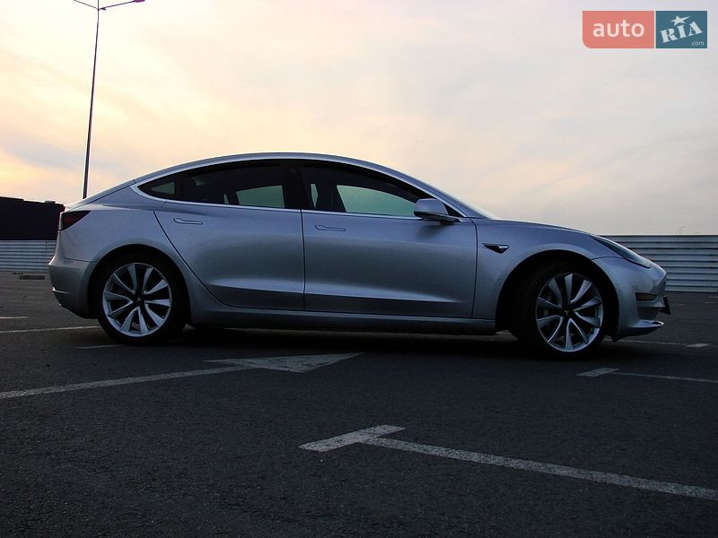 Седан Tesla Model 3 2018 в Львове
