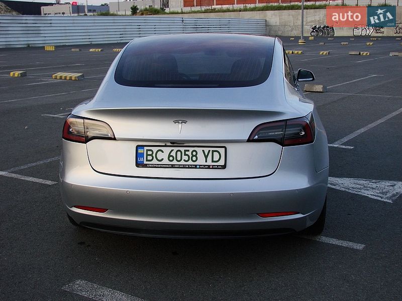 Седан Tesla Model 3 2018 в Львове
