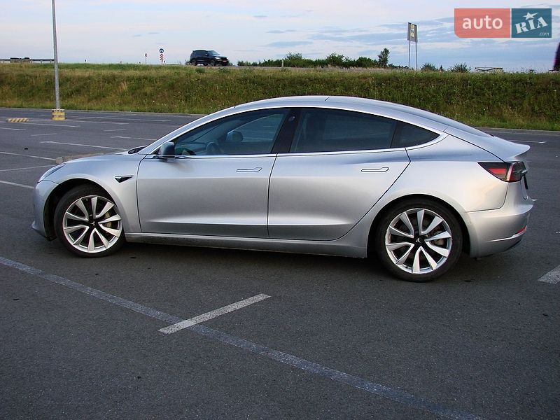 Седан Tesla Model 3 2018 в Львове
