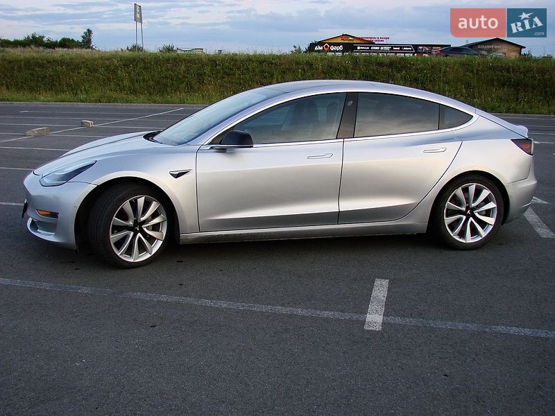 Седан Tesla Model 3 2018 в Львове