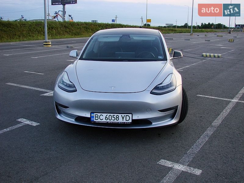 Седан Tesla Model 3 2018 в Львове
