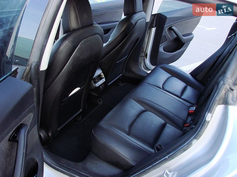 Седан Tesla Model 3 2018 в Львове