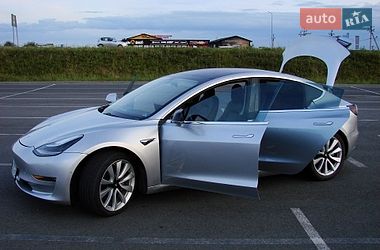 Седан Tesla Model 3 2018 в Львове