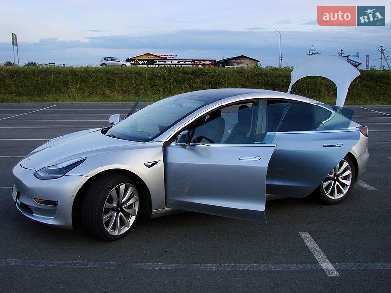 Седан Tesla Model 3 2018 в Львове