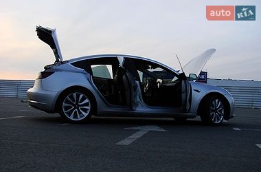 Седан Tesla Model 3 2018 в Львове