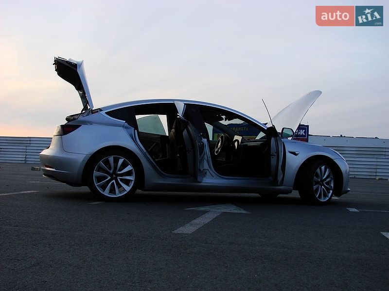 Седан Tesla Model 3 2018 в Львове