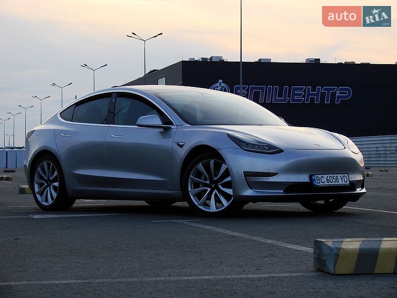 Седан Tesla Model 3 2018 в Львове