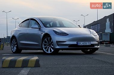 Седан Tesla Model 3 2018 в Львове