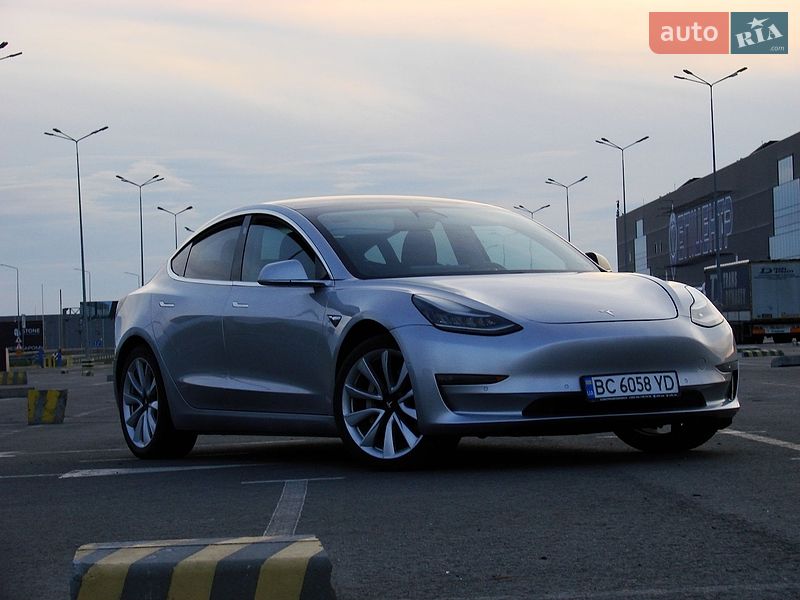Седан Tesla Model 3 2018 в Львове