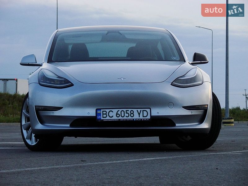 Седан Tesla Model 3 2018 в Львове
