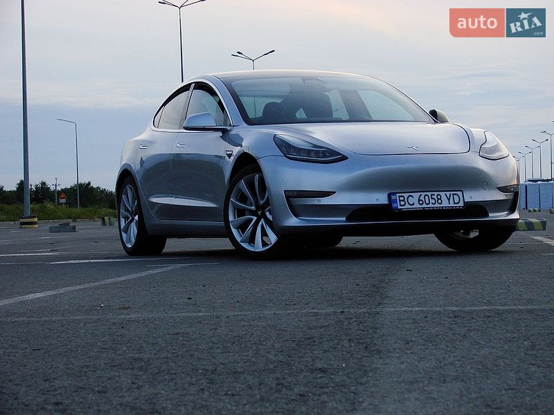 Седан Tesla Model 3 2018 в Львове