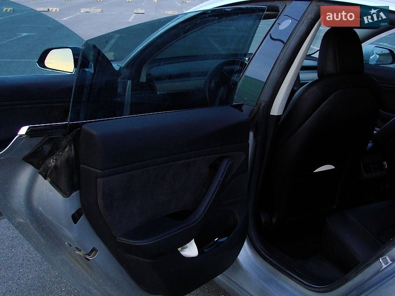 Седан Tesla Model 3 2018 в Львове
