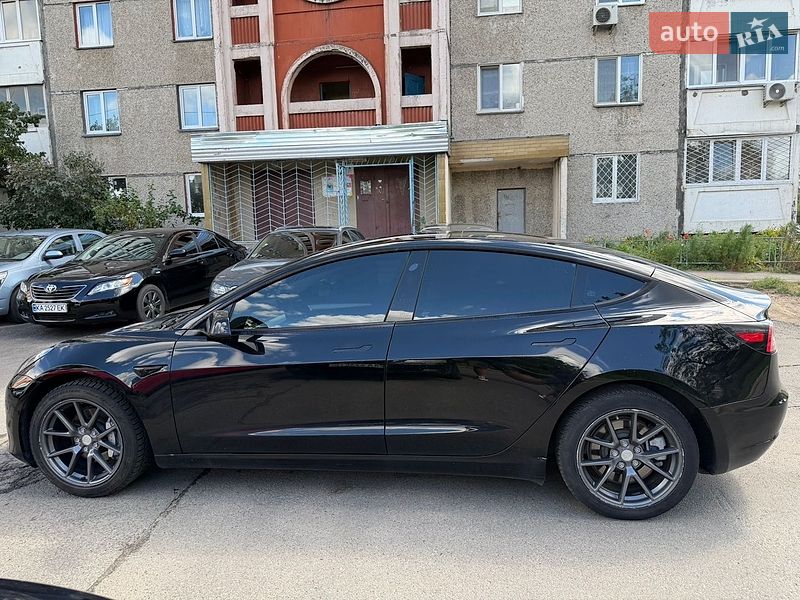 Седан Tesla Model 3 2023 в Киеве