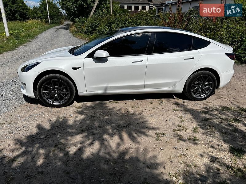Седан Tesla Model 3 2022 в Львове