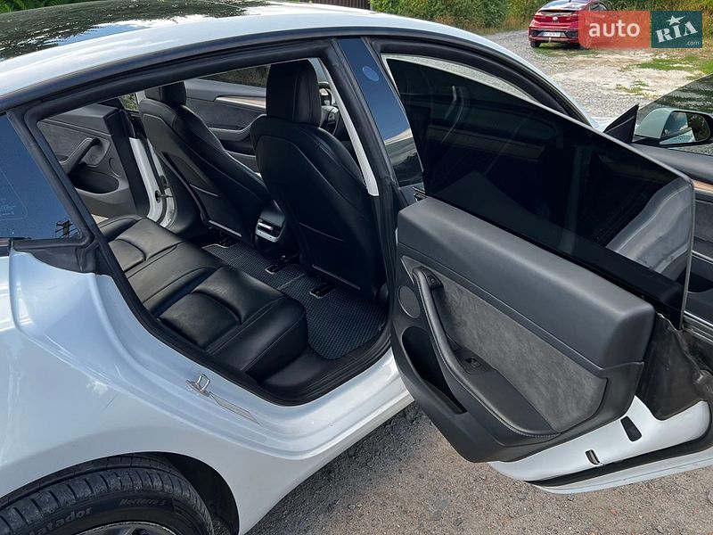 Седан Tesla Model 3 2022 в Львове