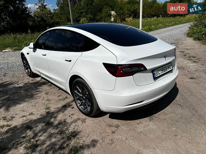 Седан Tesla Model 3 2022 в Львове