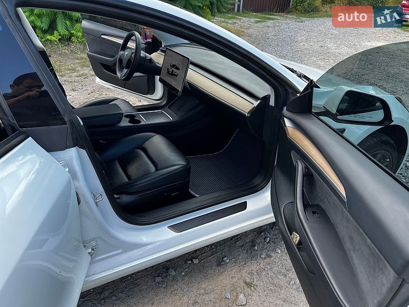 Седан Tesla Model 3 2022 в Львове