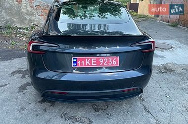 Седан Tesla Model 3 2024 в Умані