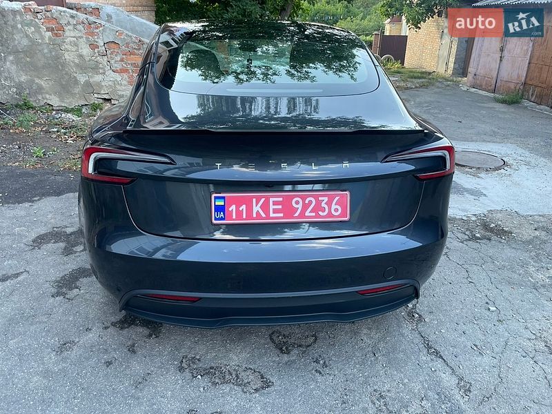 Седан Tesla Model 3 2024 в Умані