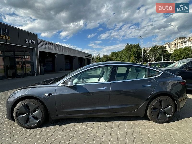 Седан Tesla Model 3 2020 в Шептицькому