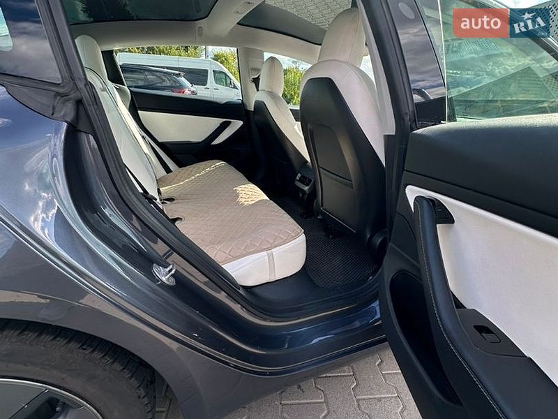 Седан Tesla Model 3 2020 в Шептицькому