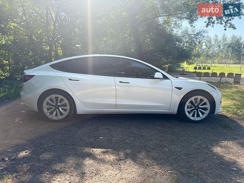 Седан Tesla Model 3 2021 в Львове