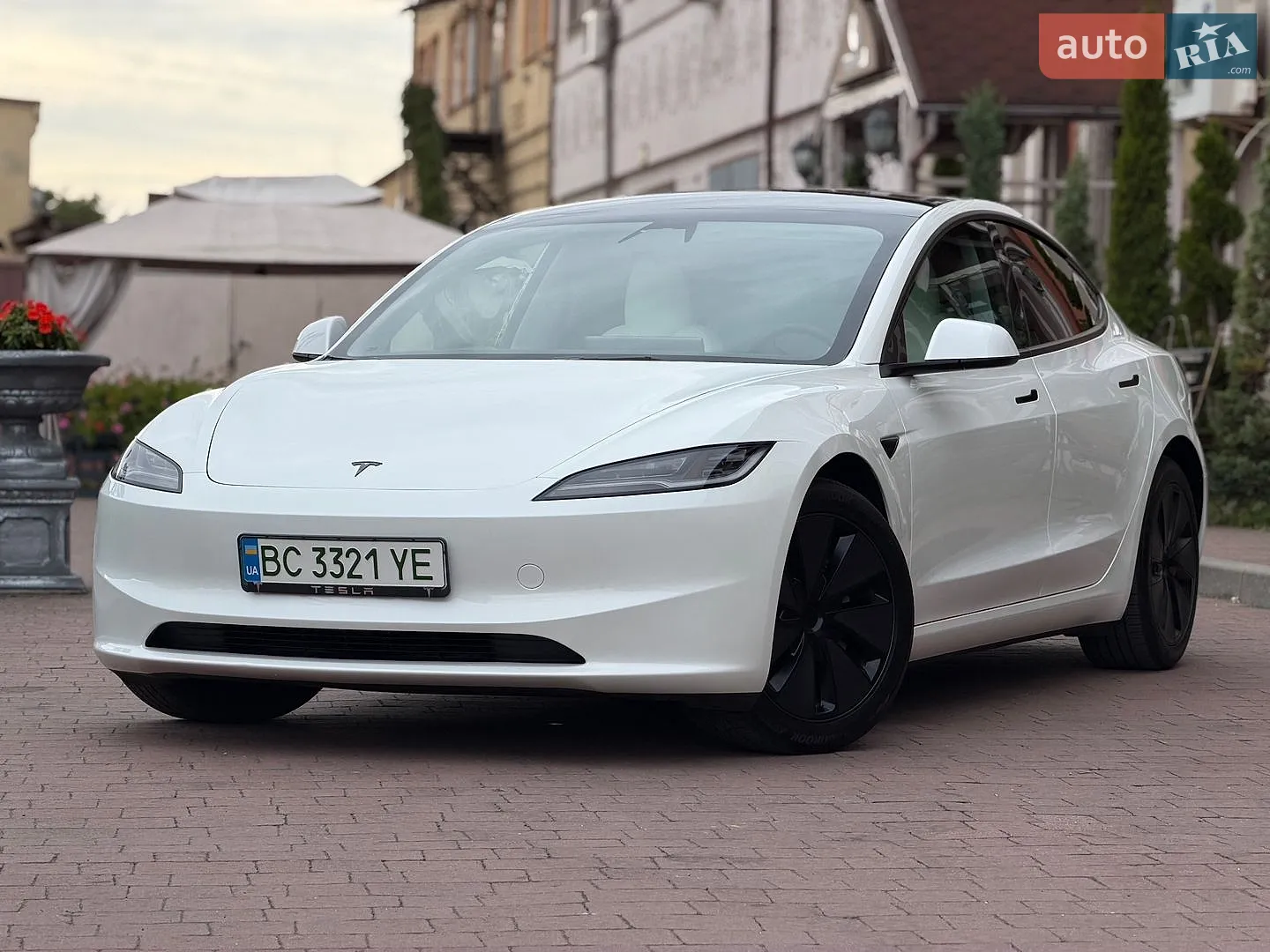 2025 Tesla Model 3 - мініатюра 4