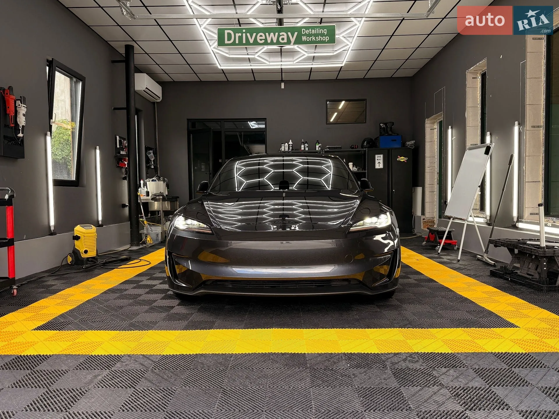 2025 Tesla Model 3 - мініатюра 4