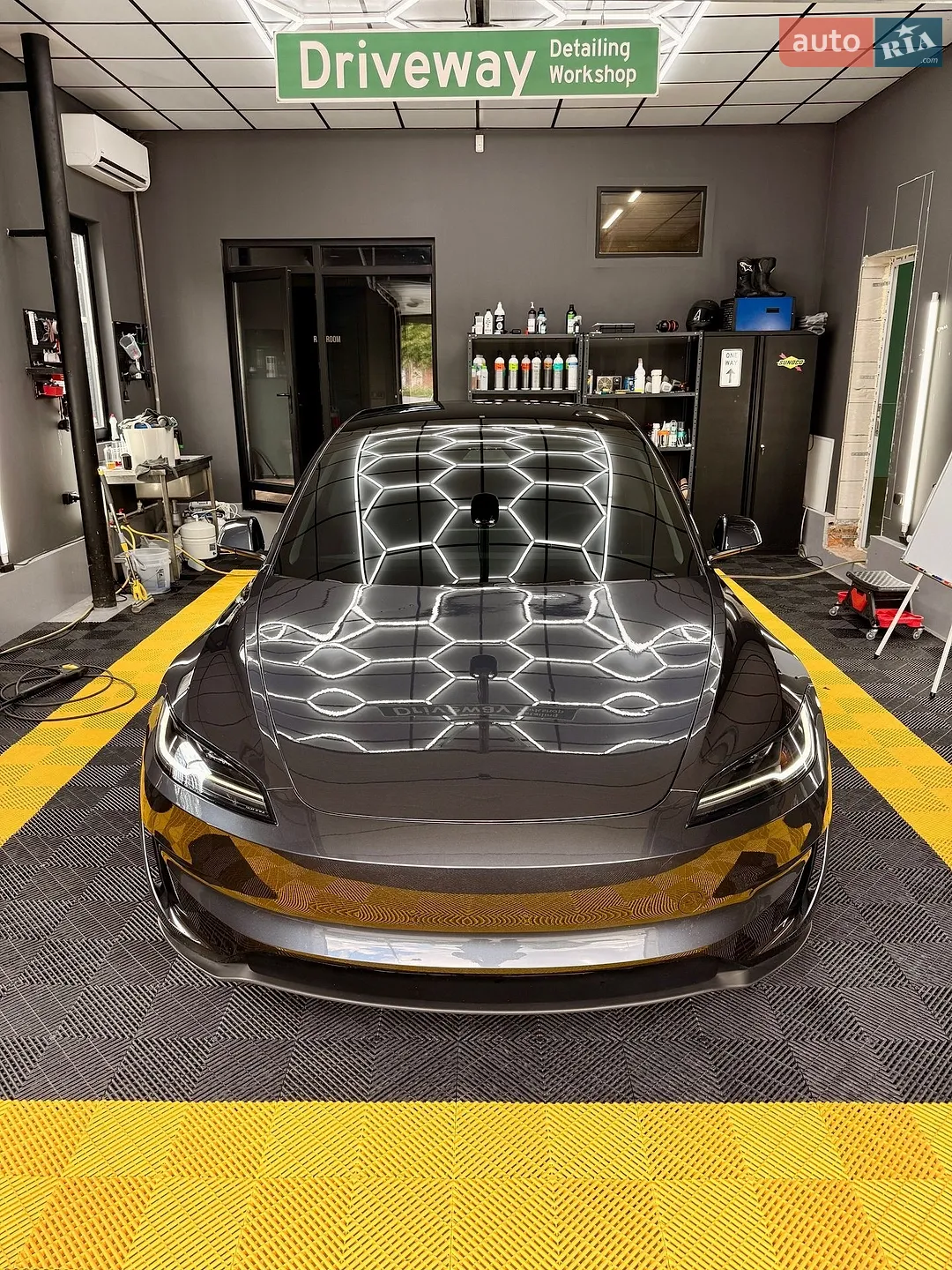 2025 Tesla Model 3 - мініатюра 8