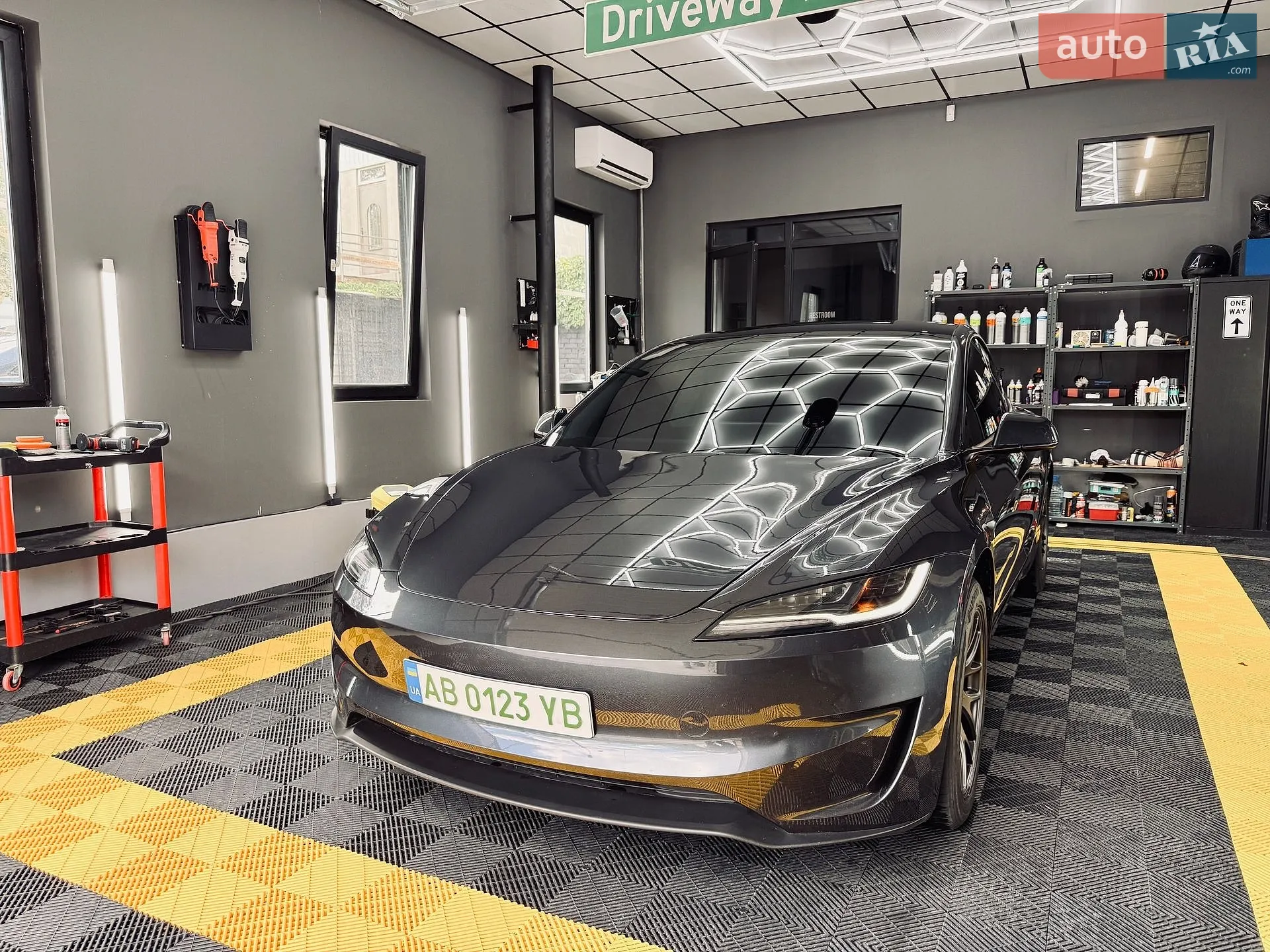 2025 Tesla Model 3 - мініатюра 11