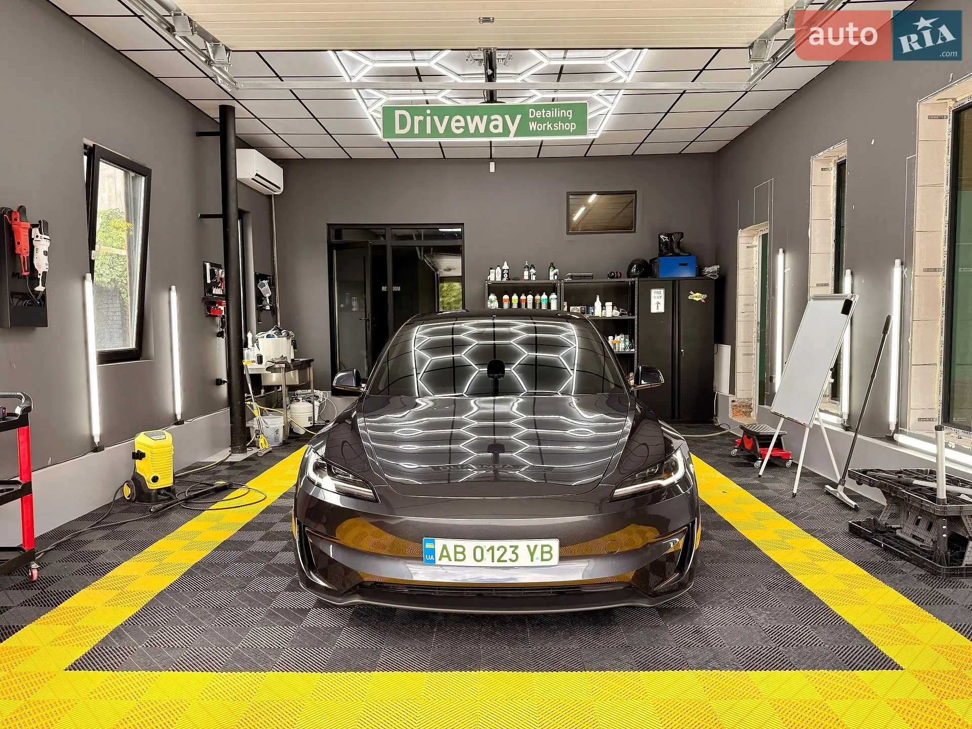 2025 Tesla Model 3 - мініатюра 13