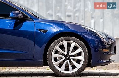 Седан Tesla Model 3 2020 в Львове