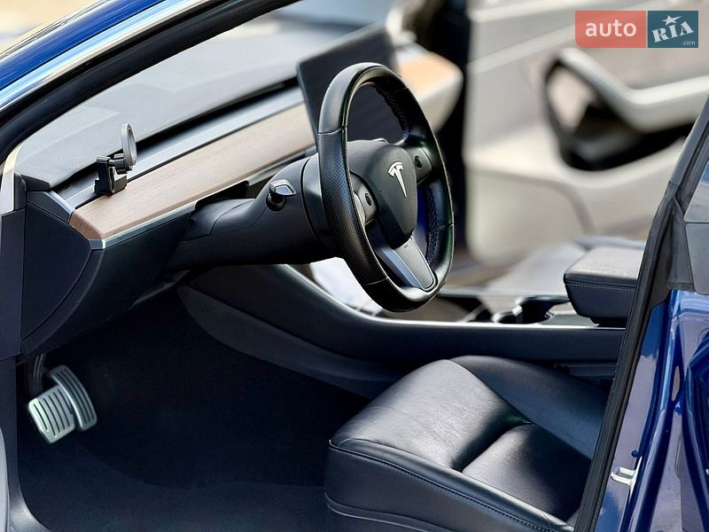 Седан Tesla Model 3 2019 в Киеве