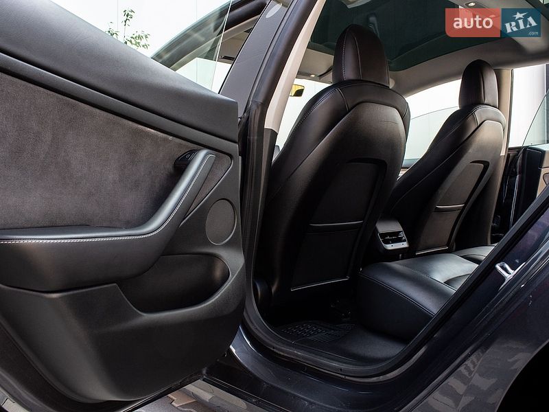 Седан Tesla Model 3 2022 в Львове