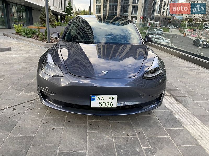 Tesla Model 3, photos from the listing
