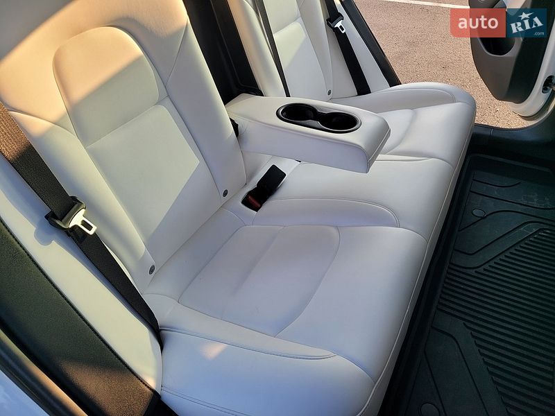 Седан Tesla Model 3 2019 в Киеве