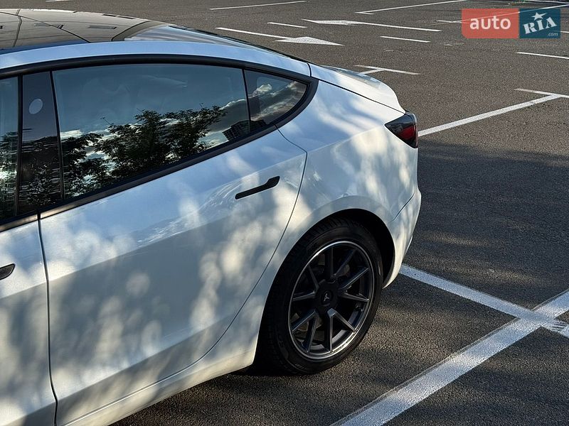 Седан Tesla Model 3 2021 в Києві