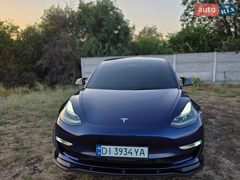 Седан Tesla Model 3 2023 в Кривому Розі
