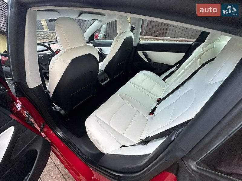 Седан Tesla Model 3 2021 в Виннице