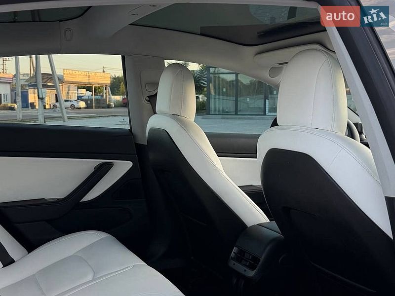 Седан Tesla Model 3 2018 в Вишневом