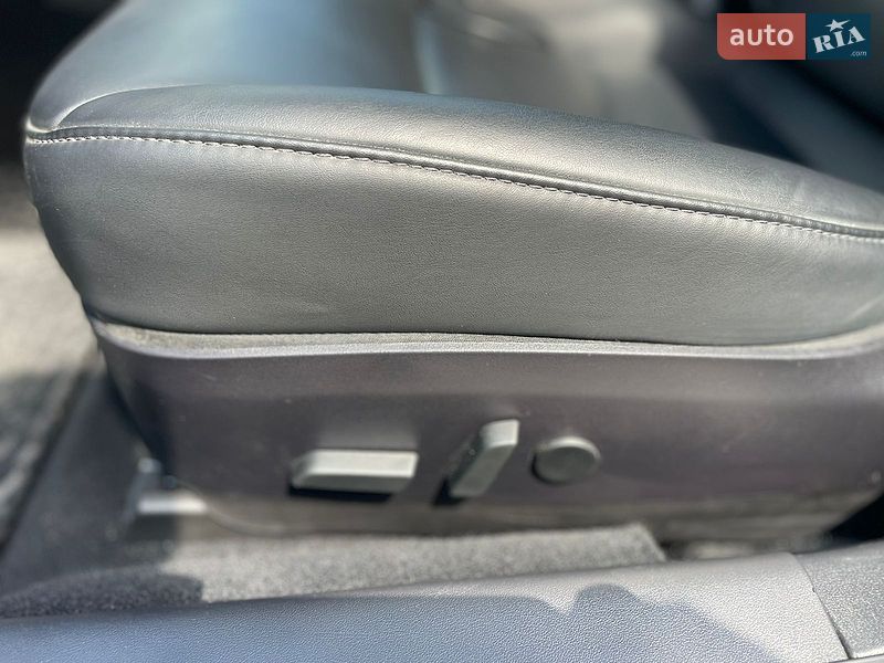 Седан Tesla Model 3 2019 в Львові