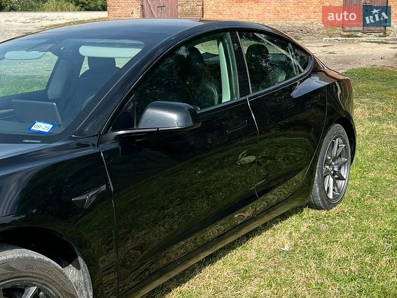 Седан Tesla Model 3 2021 в Волочиську