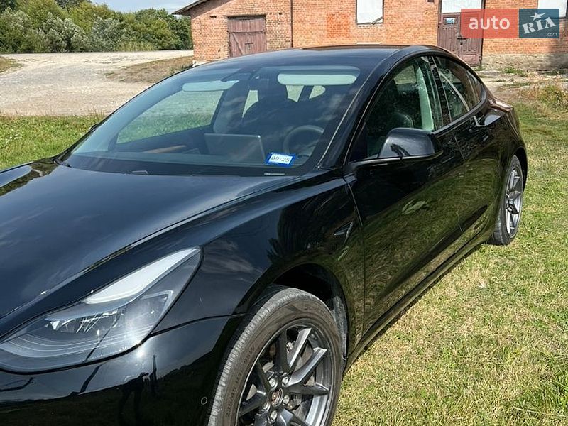 Седан Tesla Model 3 2021 в Волочиську